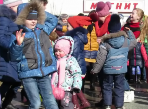 Зрители подхватили задор танцевального конкурса и устроили дискотеку у «Самолета» в Морозовске Зрители подхватили задор танцевального конкурса и устроили дискотеку у «Самолета» в Морозовске