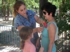 Сделанные руками детей гвоздики прикрепляли встречным в хуторе Старопетровский Сделанные руками детей гвоздики прикрепляли встречным в хуторе Старопетровский