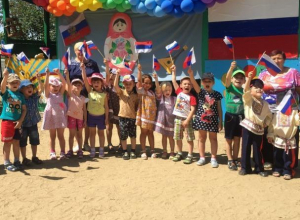 Зажигательными танцами, хороводами и патриотичными песнями отпраздновали День России в детском саду «Колобок» Зажигательными танцами, хороводами и патриотичными песнями отпраздновали День России в детском саду «Колобок»