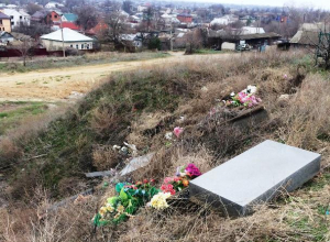 Подготовка к Пасхе обернулась для жителей улицы Песчаная в Морозовске уборкой кладбищенского мусора Подготовка к Пасхе обернулась для жителей улицы Песчаная в Морозовске уборкой кладбищенского мусора