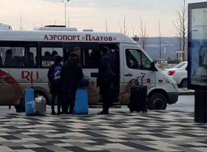 Обещанного автобуса из Морозовска в аэропорту «Платов» еще никто не видел Обещанного автобуса из Морозовска в аэропорту «Платов» еще никто не видел