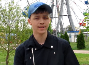 Поющий в парке Морозовска парень с сильным голосом попал на видео Поющий в парке Морозовска парень с сильным голосом попал на видео 