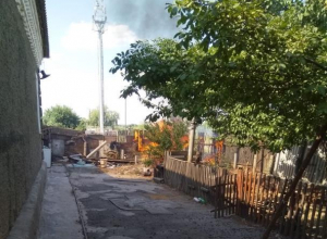 Огонь по сухой траве ворвался в жилой двор в Морозовске Огонь по сухой траве ворвался в жилой двор в Морозовске