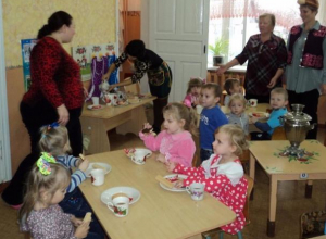 Веселое «Путешествие в сказку» прошло в морозовском детском саду «Колобок» Веселое «Путешествие в сказку» прошло в морозовском детском саду «Колобок»