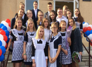 Анну Коробову и педагогов Луначарки с 8 марта поздравили ученики и родители Анну Коробову и педагогов Луначарки с 8 марта поздравили ученики и родители