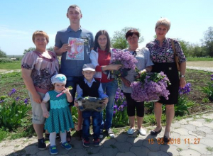 Теплыми стихами и душистой сиренью поздравили супружеские пары с Днем семьи работники Парамоновского Дома культуры Теплыми стихами и душистой сиренью поздравили супружеские пары с Днем семьи работники Парамоновского Дома культуры
