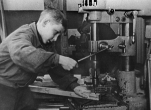 Календарь Морозовска: К 27-й годовщине Октября работающие подростки обещали перевыполнить план в полтора-два раза Календарь Морозовска: К 27-й годовщине Октября работающие подростки обещали перевыполнить план в полтора-два раза