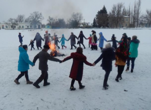 Царевна Несмеяна, баба Яга, Лешиха, скоморохи от души веселили публику на празднике Масленицы в хуторе Парамонов Царевна Несмеяна, баба Яга, Лешиха, скоморохи от души веселили публику на празднике Масленицы в хуторе Парамонов