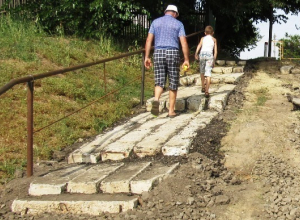 Долгожданную лестницу начали обустраивать на улице Подтелкова в Морозовске Долгожданную лестницу начали обустраивать на улице Подтелкова в Морозовске