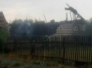 Молния шарахнула по кровле нового дома в Морозовске Молния шарахнула по кровле нового дома в Морозовске
