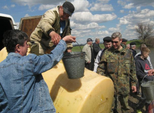 12 тысяч мальков выпустили рыбаки в реку Быструю 12 тысяч мальков выпустили рыбаки в реку Быструю