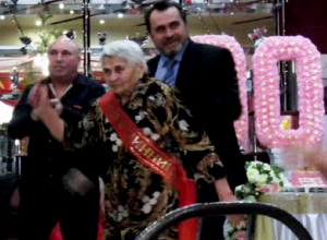 90-летняя морозовчанка станцевала в свой День рождения под казачьи песни 90-летняя морозовчанка станцевала в свой День рождения под казачьи песни