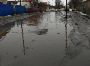 Большую лужу на улице Руднева автомобилисты объезжают прямо по тротуару Большую лужу на улице Руднева автомобилисты объезжают прямо по тротуару