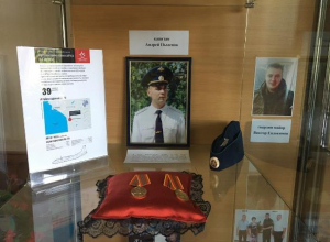 Личные вещи погибшего в Сирии морозовчанина показали на выставке в музее Личные вещи погибшего в Сирии морозовчанина показали на выставке в музее