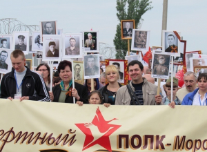 Акция «Бессмертный полк» в Морозовске объединила людей нескольких поколений Акция «Бессмертный полк» в Морозовске объединила людей нескольких поколений