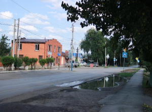 Поиск «Блеска и Нищеты» на Ворошилова оказался насыщенным – журналиста окатили водой из лужи, а «зверёк района» долго отказывался от фотосессии Поиск «Блеска и Нищеты» на Ворошилова оказался насыщенным – журналиста окатили водой из лужи, а «зверёк района» долго отказывался от фотосессии