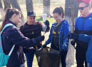 Студенты начали акцию «Сделаем Вместе Чище!» уборкой около лесопарковой зоны Морозовска Студенты начали акцию «Сделаем Вместе Чище!» уборкой около лесопарковой зоны Морозовска