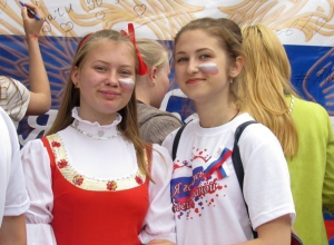 Надписями на флаге, вручением паспортов и концертом встретили День России в Морозовске Надписями на флаге, вручением паспортов и концертом встретили День России в Морозовске