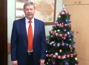 Глава городского поселения на видео поздравил жителей Морозовска с Новым годом Глава городского поселения на видео поздравил жителей Морозовска с Новым годом