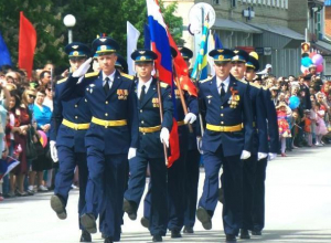 Красивый парад и большой «Бессмертный полк» прошли на главной площади Морозовска Красивый парад и большой «Бессмертный полк» прошли на главной площади Морозовска
