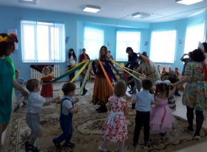 Хороводом, песнями и плясками проводили зиму в морозовском детском саду «Жемчужинка» Хороводом, песнями и плясками проводили зиму в морозовском детском саду «Жемчужинка»