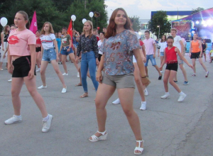 День молодежи в Морозовске ознаменовался большим флешмобом и серией эффектных шоу День молодежи в Морозовске ознаменовался большим флешмобом и серией эффектных шоу