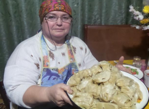 Нина Петровна Гарибян научила корреспондента «Блокнота Морозовска» правильно готовить манты Нина Петровна Гарибян научила корреспондента «Блокнота Морозовска» правильно готовить манты