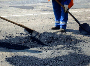 Выбоины на дорогах в Морозовске залатали по решению суда Выбоины на дорогах в Морозовске залатали по решению суда