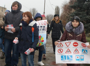 Вспомнить о жертвах ДТП предложили участники акции в Морозовске Вспомнить о жертвах ДТП предложили участники акции в Морозовске