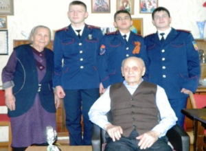 Воспитанники кадетского корпуса и волонтеры Морозовска поздравили ветерана с Новым годом и Днем рождения Воспитанники кадетского корпуса и волонтеры Морозовска поздравили ветерана с Новым годом и Днем рождения