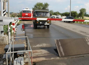 Переезд в Морозовске закрыли до середины дня Переезд в Морозовске закрыли до середины дня