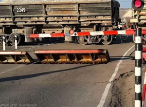Переезд в Морозовске откроют уже после обеда Переезд в Морозовске откроют уже после обеда