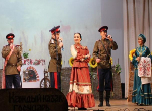 Зрители сами подпевали концерту казачьего ансамбля «Криница» в Морозовск Зрители сами подпевали концерту казачьего ансамбля «Криница» в Морозовск