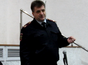 Бабушка, расталкивая полицейских, в Морозовске пыталась отправить последние деньги мошенникам Бабушка, расталкивая полицейских, в Морозовске пыталась отправить последние деньги мошенникам