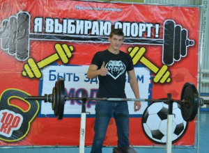 Участники соревнований по русскому жиму в Морозовске подбадривали друг друга и болели за свои команды Участники соревнований по русскому жиму в Морозовске подбадривали друг друга и болели за свои команды