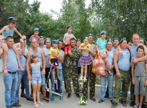 Десантники Морозовска в День ВДВ от чистого сердца подарили подарки детям из приюта Десантники Морозовска в День ВДВ от чистого сердца подарили подарки детям из приюта