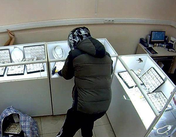 Ограбивший ювелирный салон в Морозовске мужчина ударил продавцов электрошокером и сам достал драгоценности Ограбивший ювелирный салон в Морозовске мужчина ударил продавцов электрошокером и сам достал драгоценности