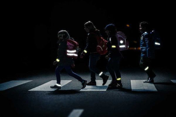 Стикеры, фликеры-подвески и фликеры-браслеты: в ГИБДД морозовчанам дали советы по сбору ребенка в школу Стикеры, фликеры-подвески и фликеры-браслеты: в ГИБДД морозовчанам дали советы по сбору ребенка в школу