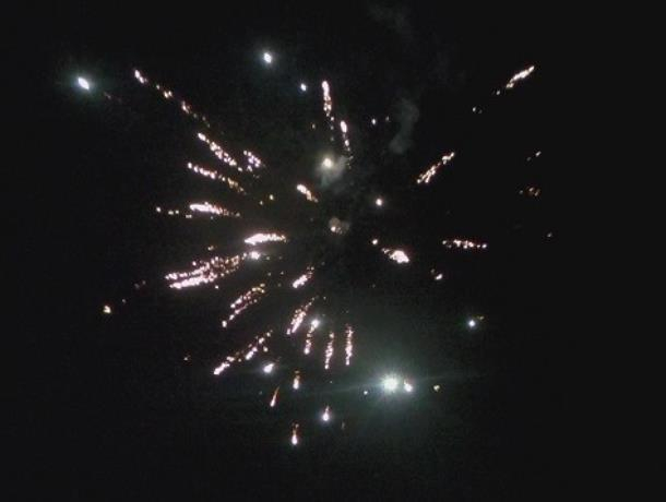 Праздничный салют в конце лета попал в Морозовске на видео Праздничный салют в конце лета попал в Морозовске на видео