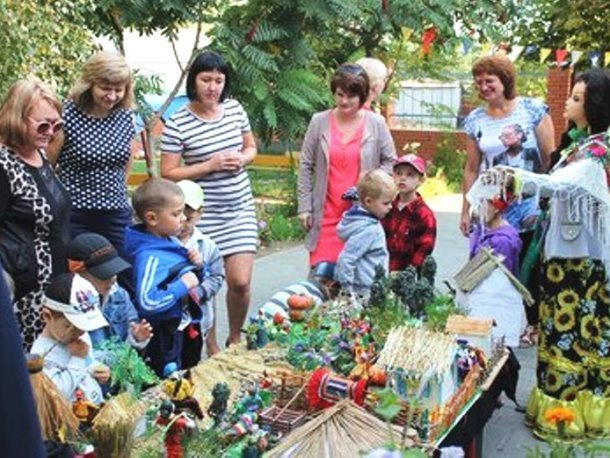 Целый казачий хуторок с куренями, мельницами и колодцами разместился во дворе детского сада «Солнышко» в Морозовске Целый казачий хуторок с куренями, мельницами и колодцами разместился во дворе детского сада «Солнышко» в Морозовске