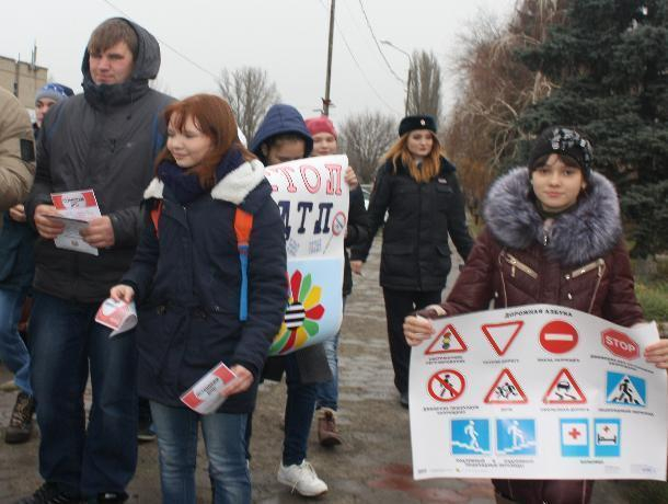 Вспомнить о жертвах ДТП предложили участники акции в Морозовске Вспомнить о жертвах ДТП предложили участники акции в Морозовске