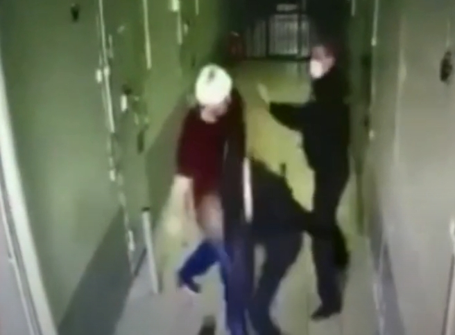 Появилось видео о нападении задержанного на сотрудников полиции в Морозовске Появилось видео о нападении задержанного на сотрудников полиции в Морозовске