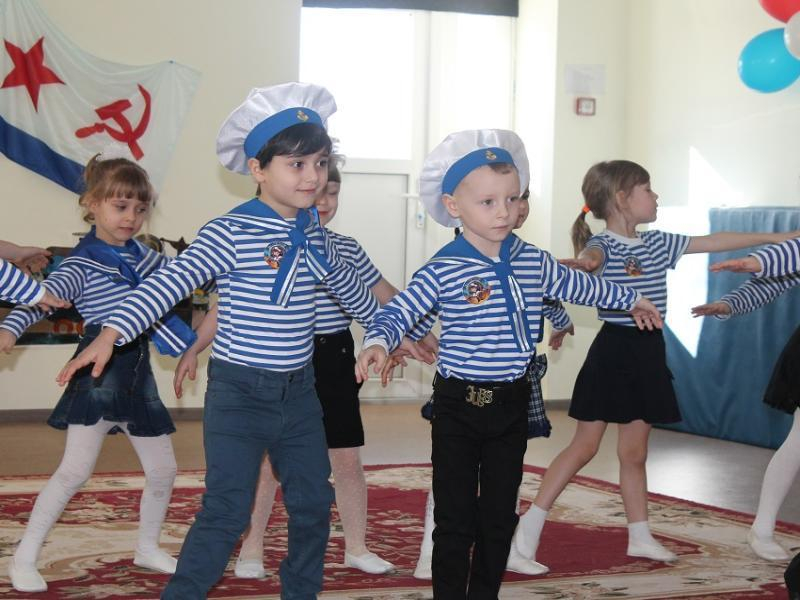 Песнями, стихами и танцевальными номерами поздравили пап воспитанники детского сада «Сказка» Песнями, стихами и танцевальными номерами поздравили пап воспитанники детского сада «Сказка»