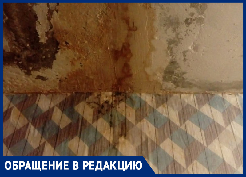 Крыша в многоквартирном доме на улице Луначарского в Морозовске снова потекла после ремонта Крыша в многоквартирном доме на улице Луначарского в Морозовске снова потекла после ремонта