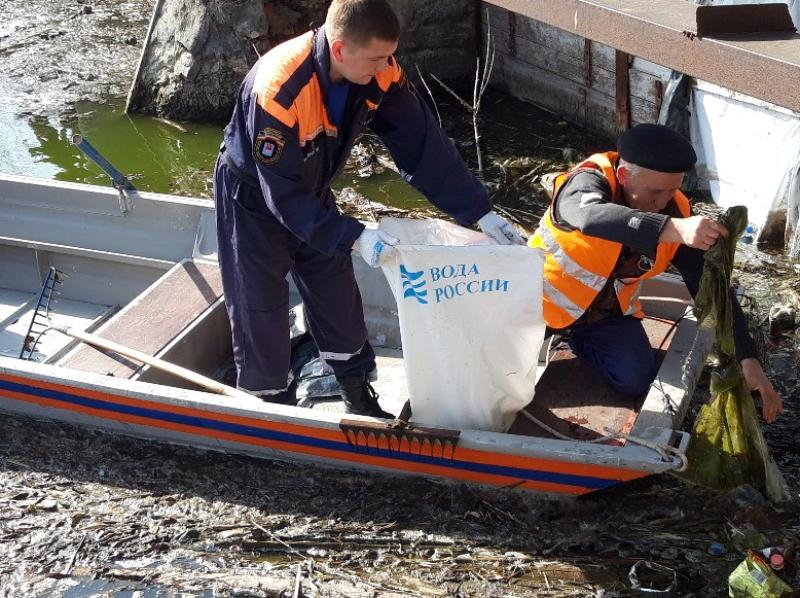Берег реки Быстрой в Морозовске очистили от бытового мусора Берег реки Быстрой в Морозовске очистили от бытового мусора