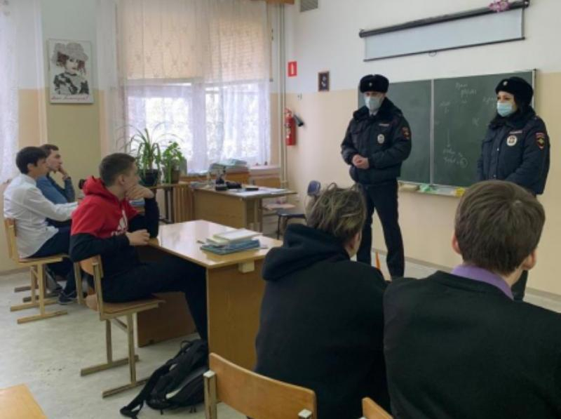 Полицейские Морозовского района провели акцию «Студенческий десант» Полицейские Морозовского района провели акцию «Студенческий десант»