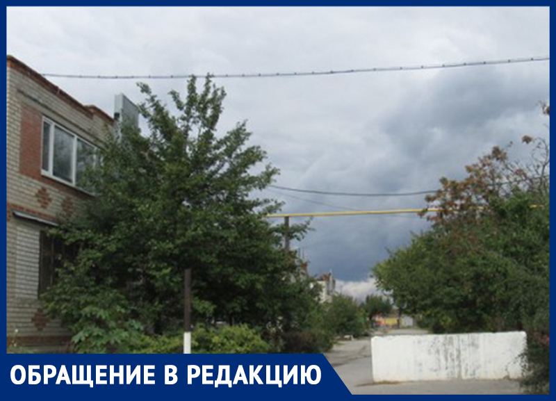 Жителей дома №96 достали автомобили, проезжающие по двору Жителей дома №96 достали автомобили, проезжающие по двору