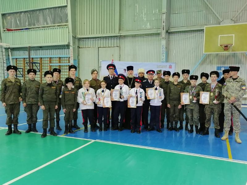 Стали известны победители соревнований по фланкировке казачьей шашкой на кубок атамана Морозовского юрта Стали известны победители соревнований по фланкировке казачьей шашкой на кубок атамана Морозовского юрта
