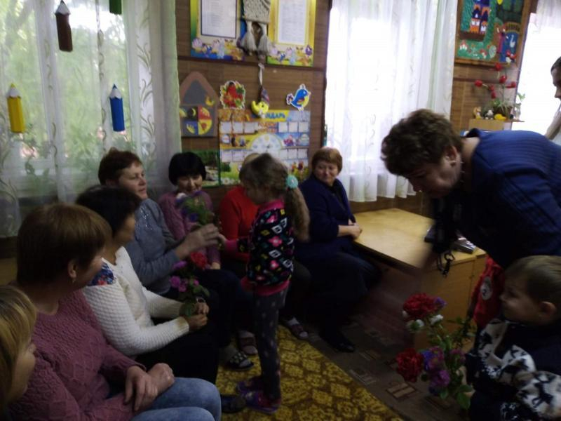 Яркими осенними цветами поздравили малыши воспитателей Старопетровского детского сада Яркими осенними цветами поздравили малыши воспитателей Старопетровского детского сада