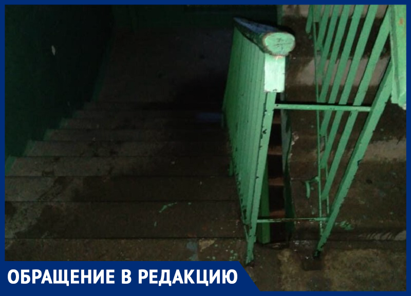 Подъезд многоквартирного дома на улице Зеленского в Морозовске снова залило водой Подъезд многоквартирного дома на улице Зеленского в Морозовске снова залило водой
